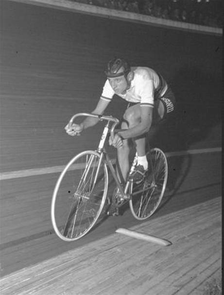 Tra gli italiani che hanno detenuto il record dell&#39;ora anche Ercole Baldini, straordinario specialista delle crono nella sua epoca. Qui a 23 anni al Vigorelli di Milano il 19 settembre del 1956 quando port il record a 46,394 km, strappandolo a Jacques Anquetil (AP)